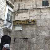 Per raggiungere San Marco dei Veneziani partiamo dalla Basilica e imbocchiamo strada delle Crociate, percorrendola per un centinaio di metri. Arrivati all'altezza della chiesa del Carmine, che avvistiamo sulla destra, giriamo a sinistra in strada San Marco: qui troviamo un raro cartello segnaletico che indica la nostra destinazione